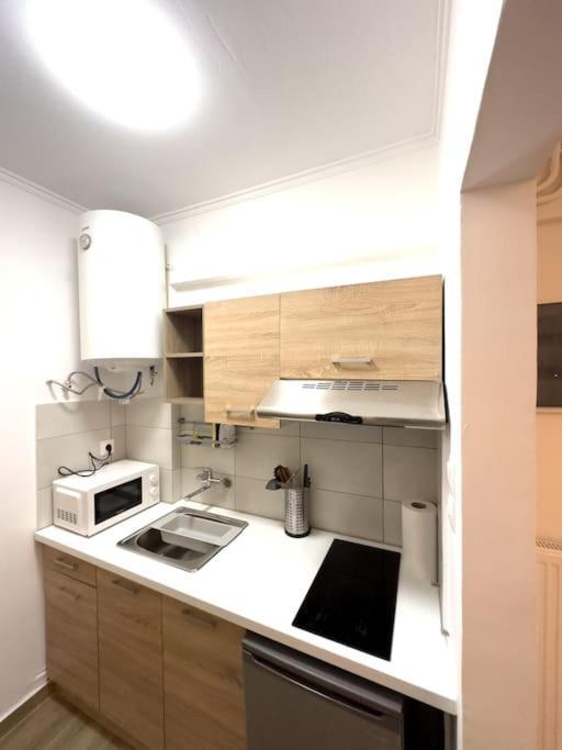 Petite Retreat In Kolonaki, Athens /Netflix 아파트 외부 사진